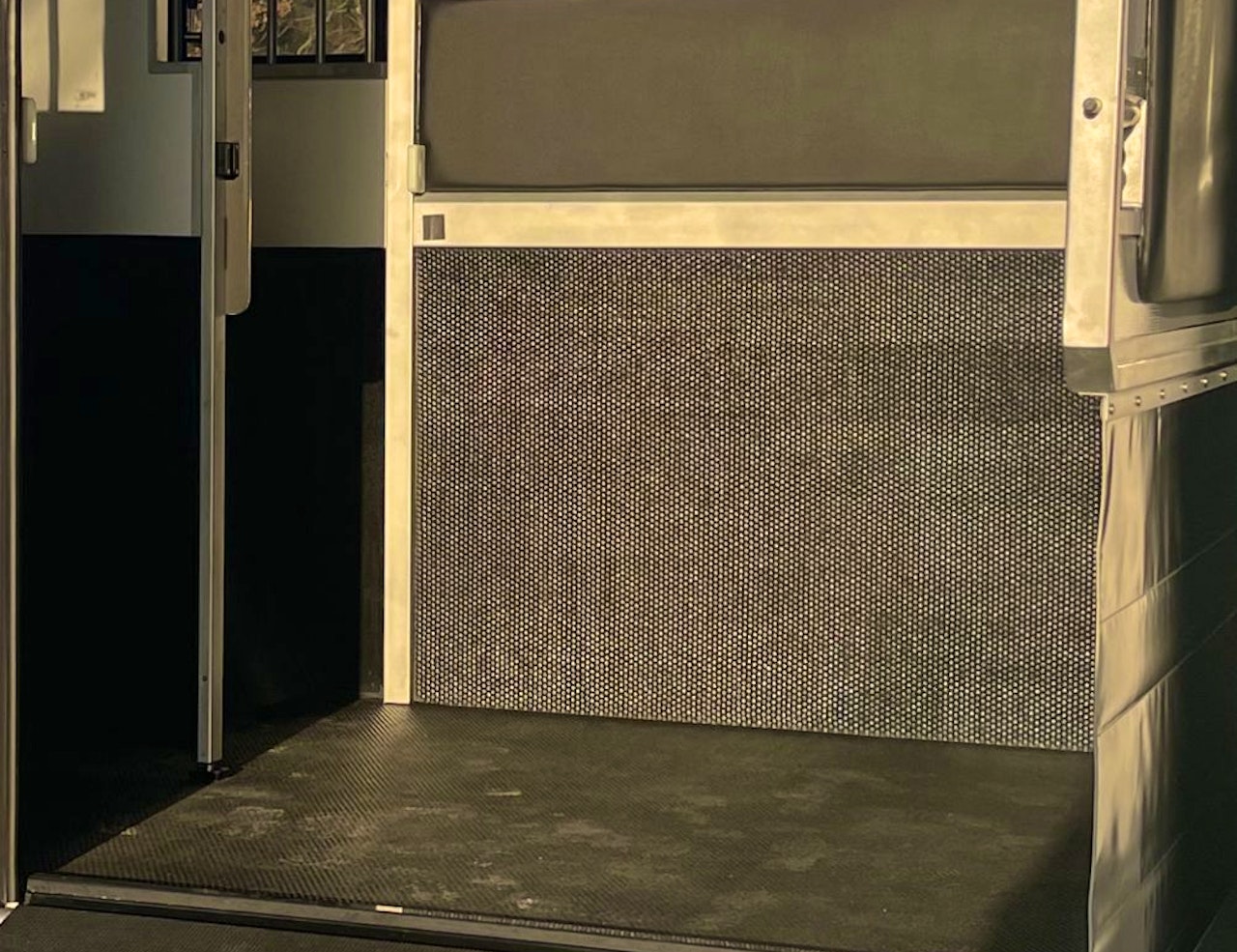 Sol antidérapant et rampe d'accès du camion équestre